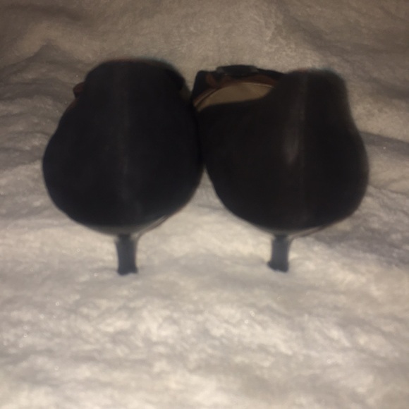 Tahari bunny heel pointed toe pump with bow detail - Picture 3 of 4